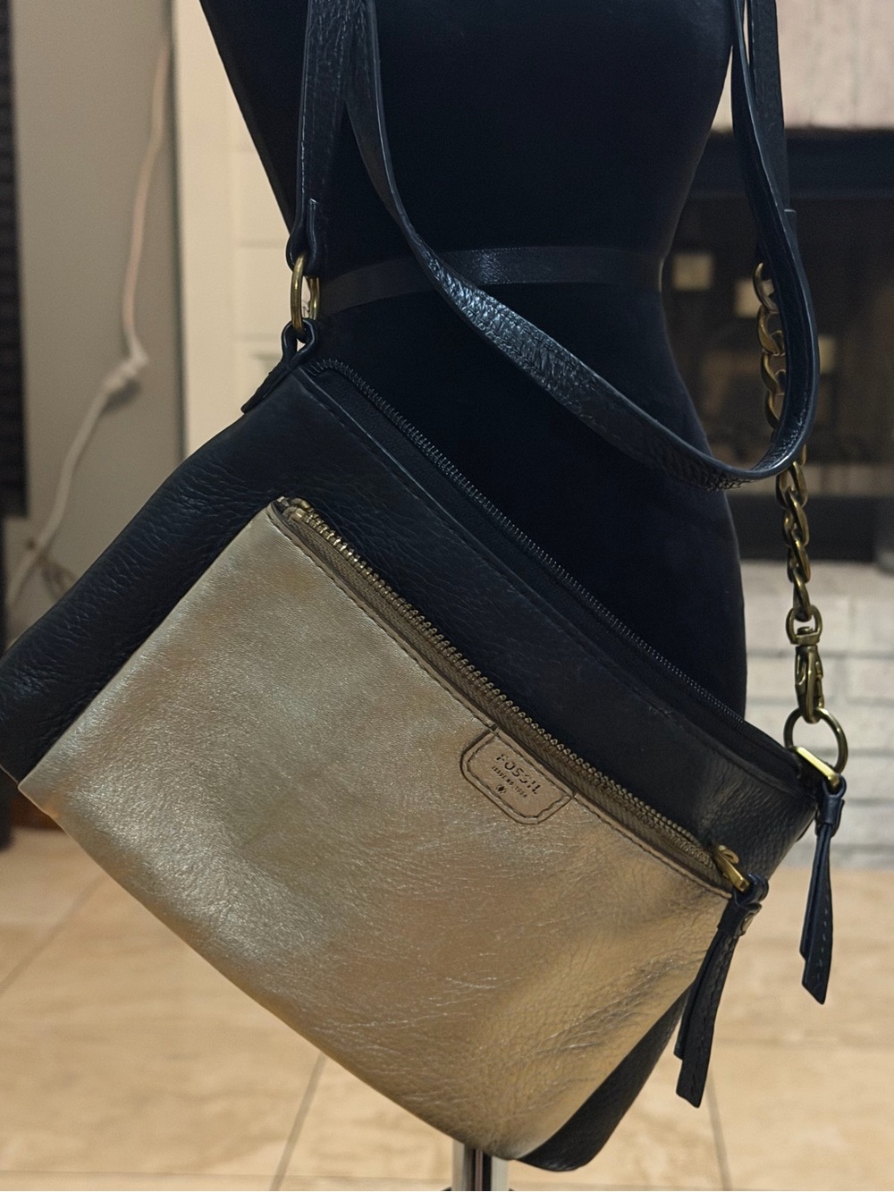 Fossil Sydney Black /Gold Pebbled Leather Crossbody Bag Shoulder Purse 9.5x6”
